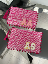 Load image into Gallery viewer, Patch Straw Clutch Bag - PINK POMPOM
