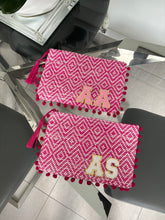 Load image into Gallery viewer, Patch Straw Clutch Bag - PINK POMPOM

