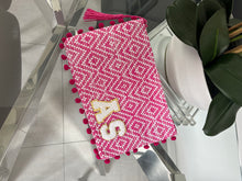 Load image into Gallery viewer, Patch Straw Clutch Bag - PINK POMPOM
