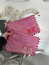 Load image into Gallery viewer, Patch Straw Clutch Bag - PINK POMPOM
